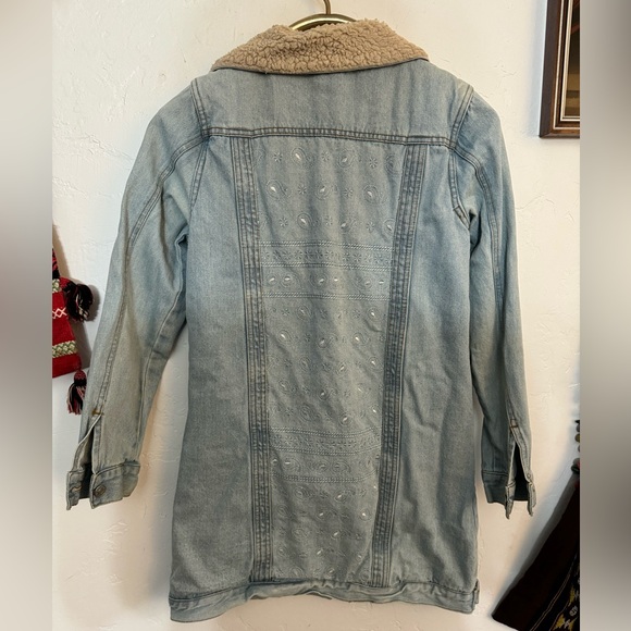 HONEY PUNCH DENIM JACKET SHERPA LINED PAISLEY EMBROIDERED BACK SZ SMALL. - Picture 7 of 11